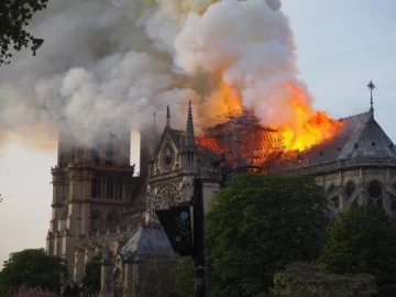 Un accidente, la principal hipótesis del incendio en Notre Dame