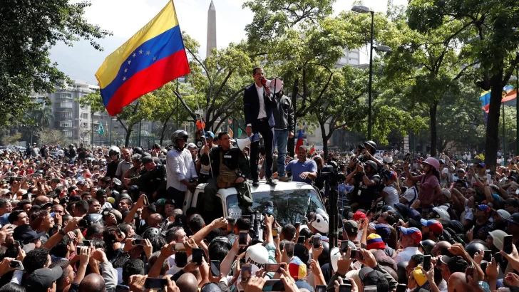 Venezuela: Guaidó lanzó la “fase final de la Operación Libertad” rodeado de militares