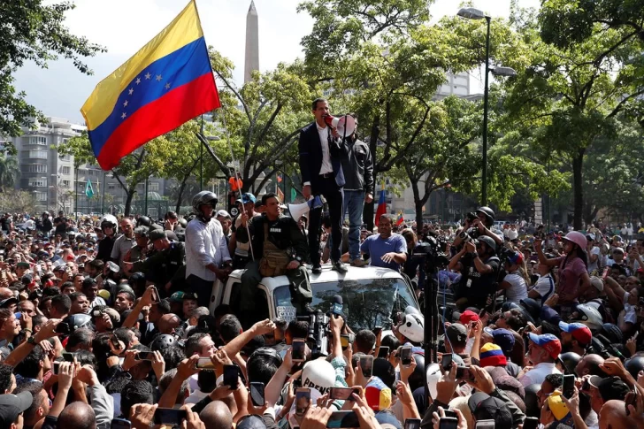 Venezuela: Guaidó lanzó la “fase final de la Operación Libertad” rodeado de militares