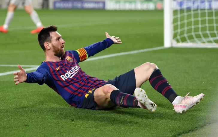 Barcelona goleó al Liverpool con un doblete de Messi y metió un pie en la final