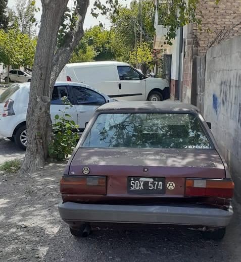 Denuncian que clientes de un gimnasio estacionan en la vereda e impiden la circulación