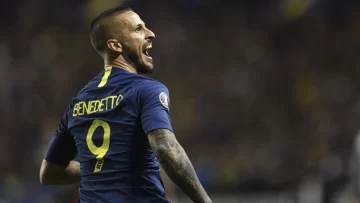 Boca evalúa comprar parte del pase de Benedetto para convertirlo en refuerzo