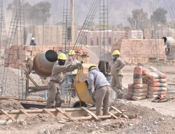 El Gobierno busca evitar el freno de obras, despidos y quiebre de empresas