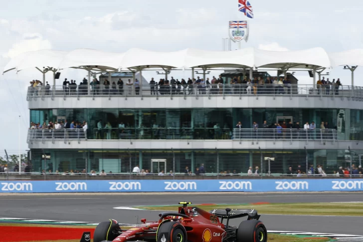 F1: Sainz y Ferrari lideran por ahora en Silverstone