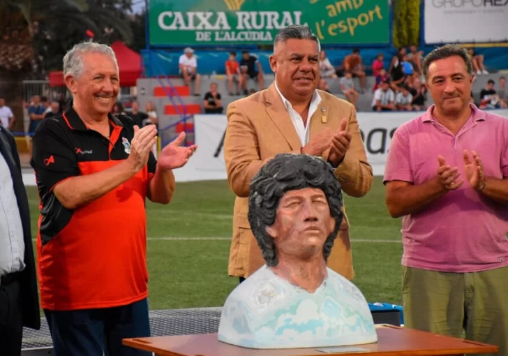 Maradona, con otra escultura