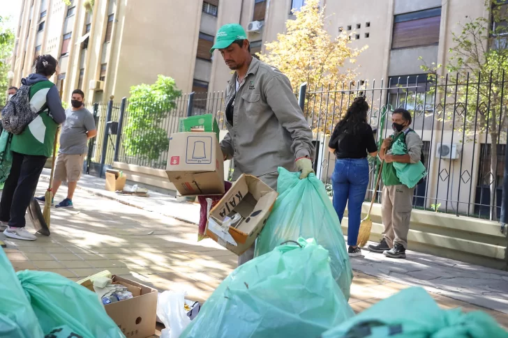 Sacan escombros de patios y basura en 20 barrios: 1.800 tn en 3 meses