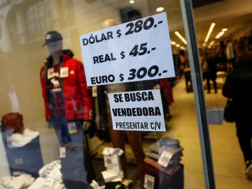 El dólar blue corrió y frenó hasta quedar en 260 pesos