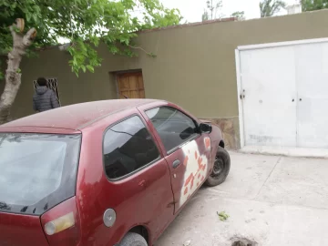 Entran a la casa de una policía por un boquete y en minutos le roban el arma