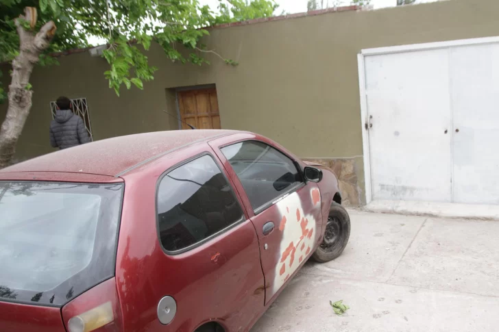 Entran a la casa de una policía por un boquete y en minutos le roban el arma