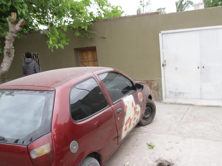 Entran a la casa de una policía por un boquete y en minutos le roban el arma