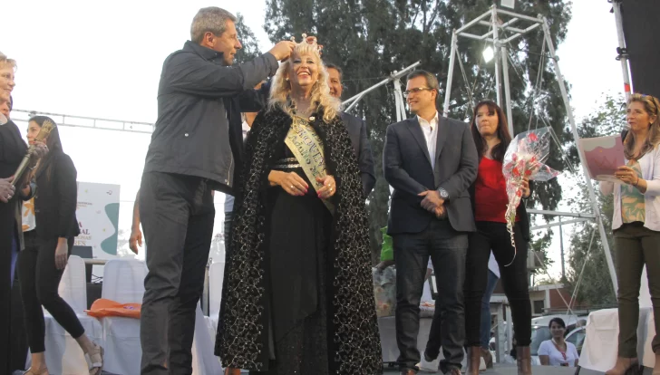 Mónica, reina del baile de los abuelos