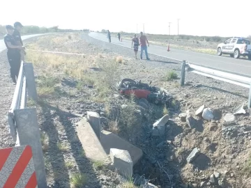 Se va de un festejo, parte en moto y horas después su hermano lo encuentra muerto