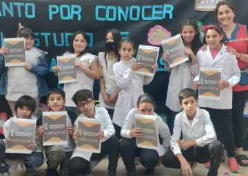 En una escuela de Calingasta hacen sus propias figuritas del Mundial para aprender valores