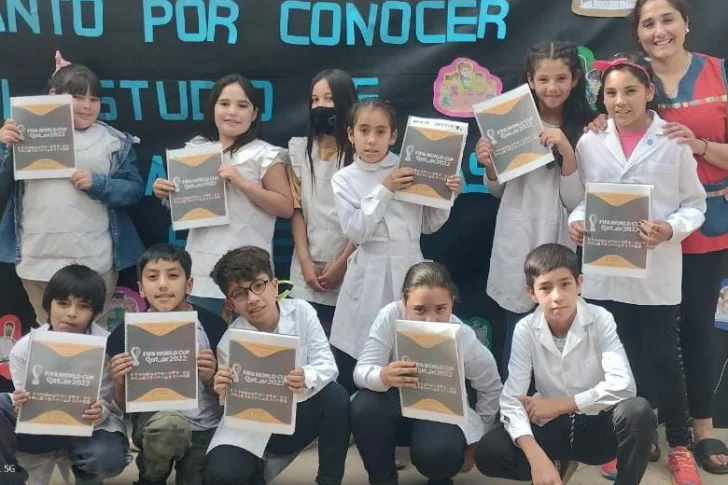 En una escuela de Calingasta hacen sus propias figuritas del Mundial para aprender valores