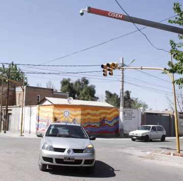 General Acha y Progreso, la esquina donde más pasan el semáforo en rojo