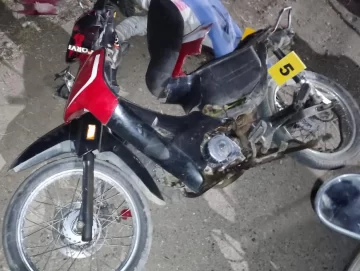 Iban en moto a buscar los cascos a la casa de un amigo y uno se mató contra un árbol