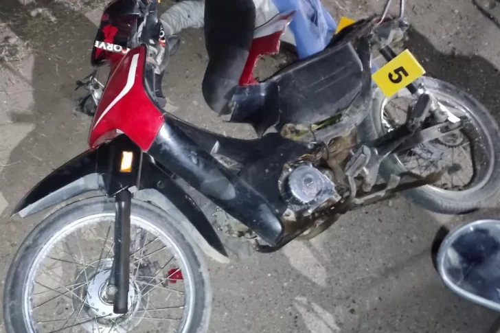 Iban en moto a buscar los cascos a la casa de un amigo y uno se mató contra un árbol