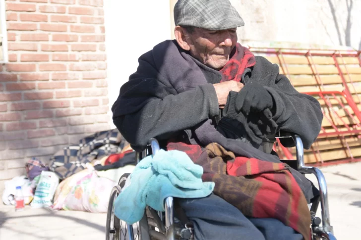 El anciano que quedó en la calle está con una hija, provisoriamente