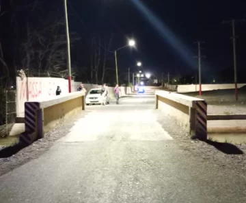 Se estrelló en moto contra la baranda de un puente, cayó al agua y fue su final