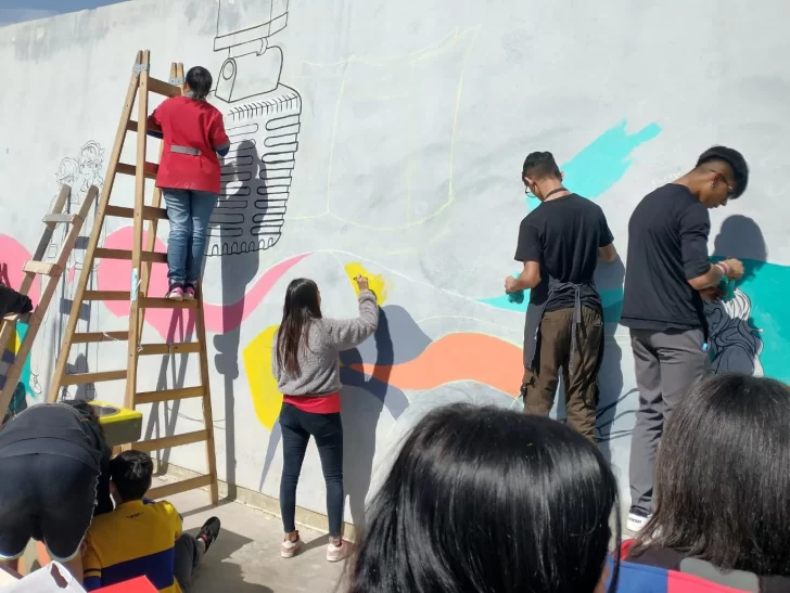 Pintaron un gran mural en su colegio para embellecerlo y dejar su huella