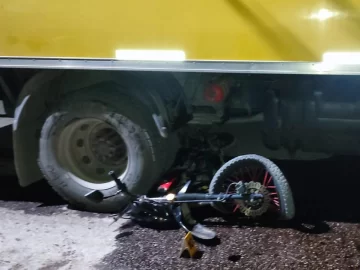 Repartía comida en moto, protagonizó un choque con un vecino en camión y fue su fin