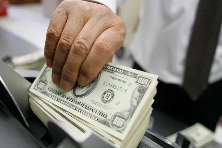El dólar blue saltó $7 este martes en San Juan y cerró la jornada a $289