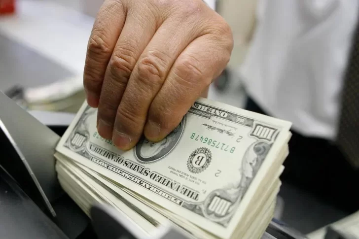 El dólar blue baja en el inicio de la semana: cotiza a 290 pesos