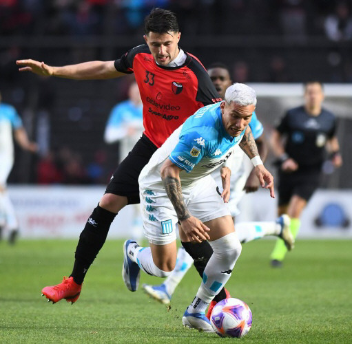 Racing ganó en Colón y sigue soñando