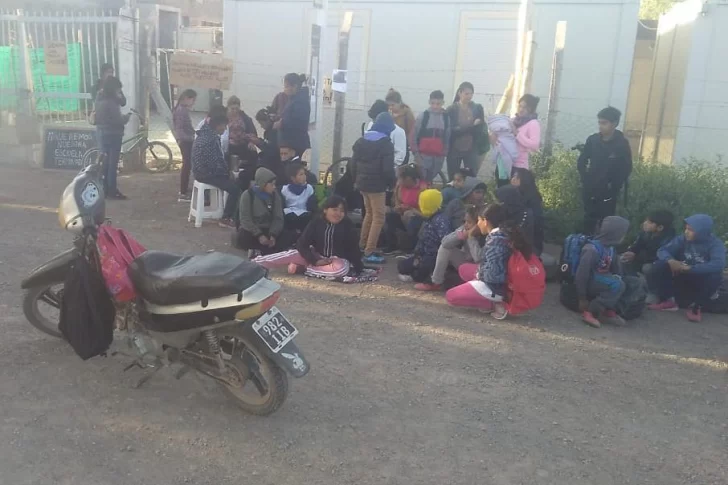 Desde hoy no mandarán a los chicos a clases por su hacinamiento