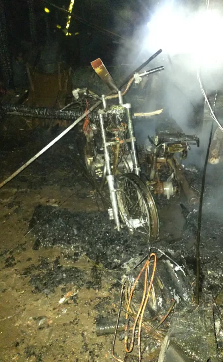 Cuatro motos, muebles y casi toda la casa fueron dañados por un incendio