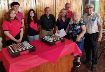 Alumnos hicieron creativos tableros de ajedrez para divertir a los abuelos