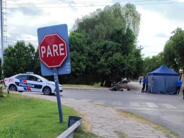 Un joven en auto debía parar, no lo hizo y provocó un accidente mortal en Capital