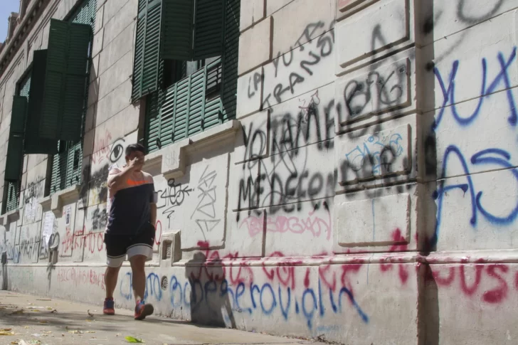 Procesan por daño a una estudiante por pintadas en la Escuela Normal en el 8M