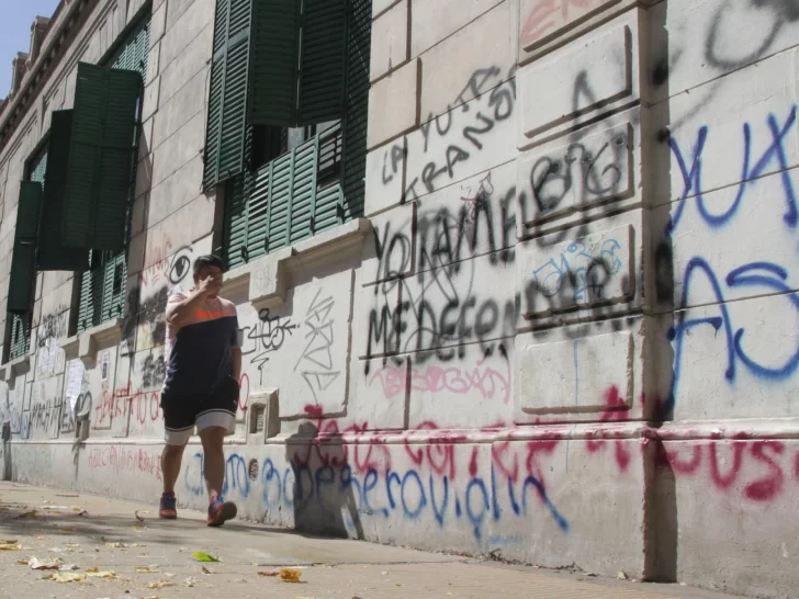 Procesan por daño a una estudiante por pintadas en la Escuela Normal en el 8M