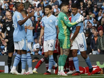 El Manchester City, con Álvarez, no afloja en su paso demoledor