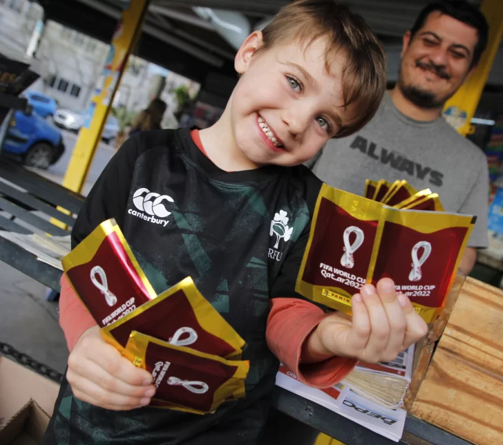 Los kioscos locales se sumaron al boom de las figuritas del Mundial