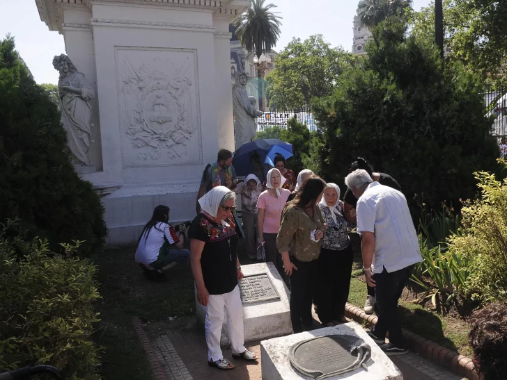 Las cenizas de Bonafini ya descansan en la Plaza