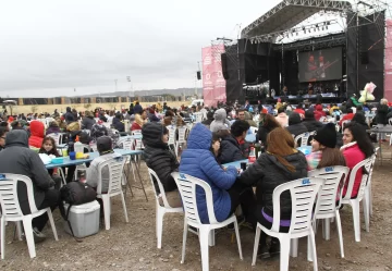 Pastelitos, empanadas y baile les pusieron calor a los festejos en el predio Costanera