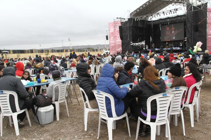 Pastelitos, empanadas y baile les pusieron calor a los festejos en el predio Costanera