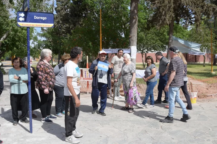 Furia vecinal con una escuela que se amplía usando terreno de una plaza