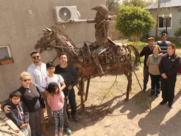 Hicieron un monumento a San Martín y no pudieron inaugurarlo por su tamaño