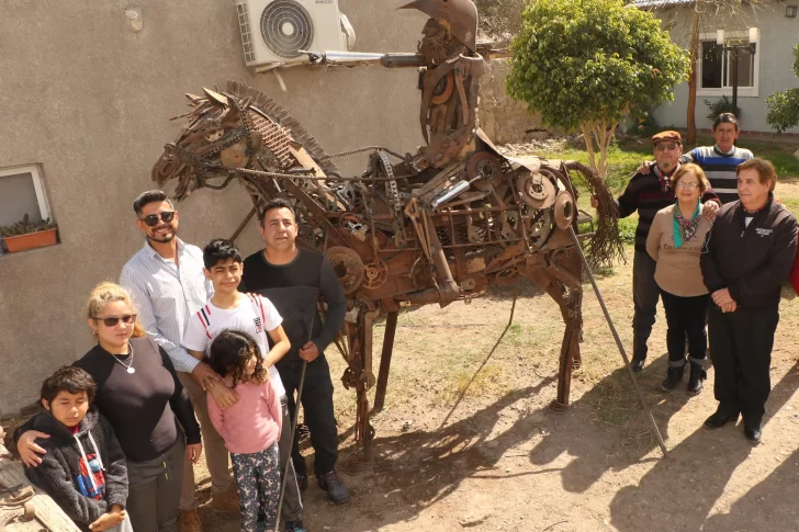 Hicieron un monumento a San Martín y no pudieron inaugurarlo por su tamaño