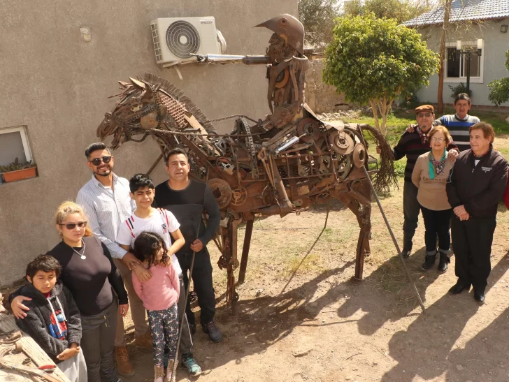 Hicieron un monumento a San Martín y no pudieron inaugurarlo por su tamaño