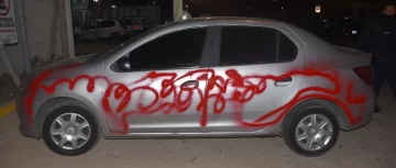 Dos policías pintaron el auto de otro, por venganza