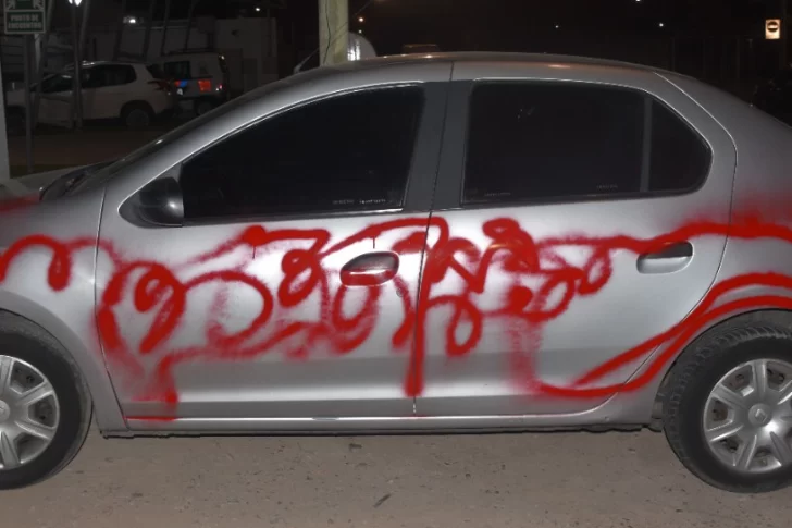 Dos policías pintaron el auto de otro, por venganza