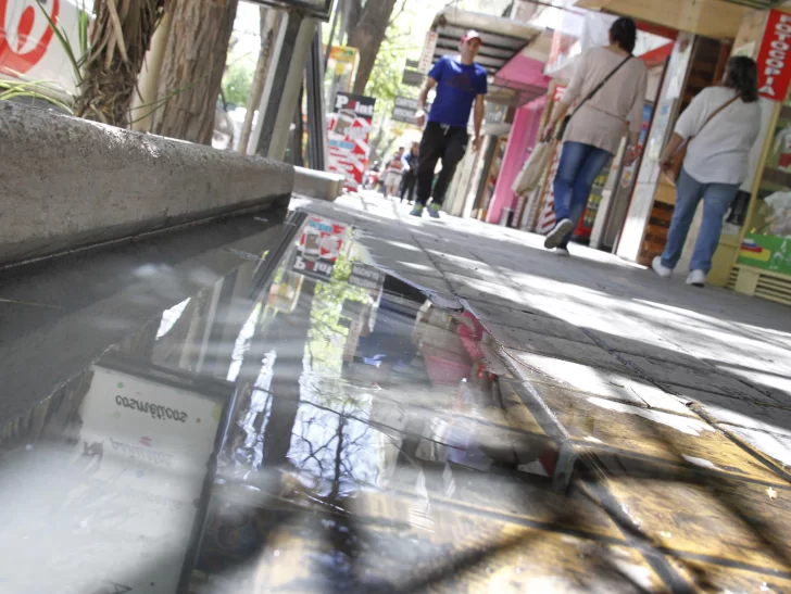 En pleno microcentro, una vereda se volvió una cloaca a cielo abierto