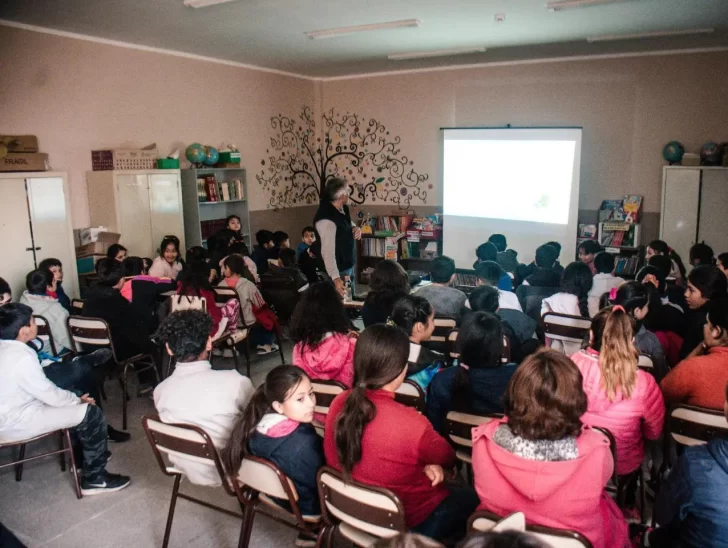 Para paliar la crisis, ahora enseñan en las escuelas a sembrar verduras