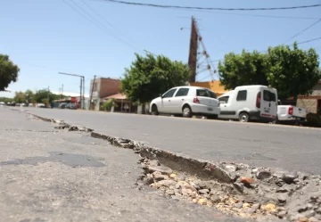 Quejas por más de 500 metros de pavimento intransitable por roturas