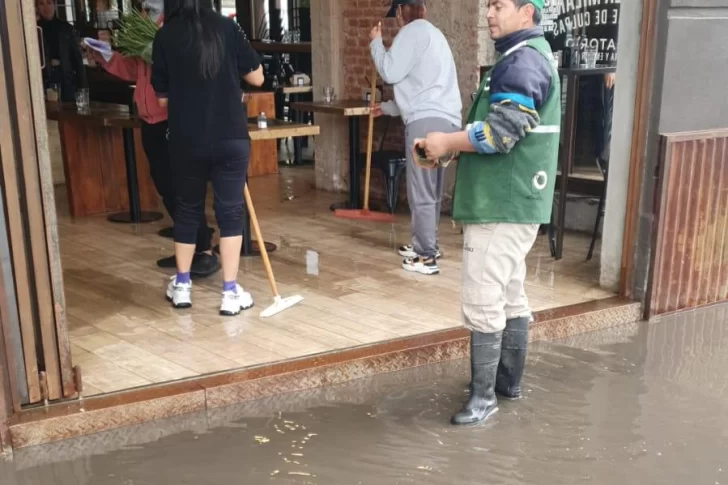 Por la lluvia, una tradicional esquina de Capital se inundó y el agua se metió a los locales