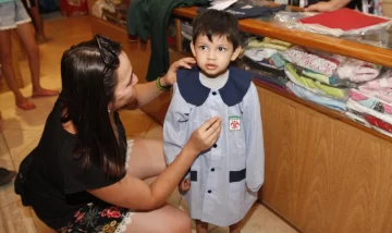 La venta de los uniformes escolares, con corridas de última hora y mucha tarjeta